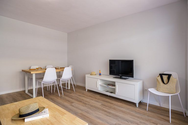Salon comedor con atrezzo en apartamento de Salou Tarragona