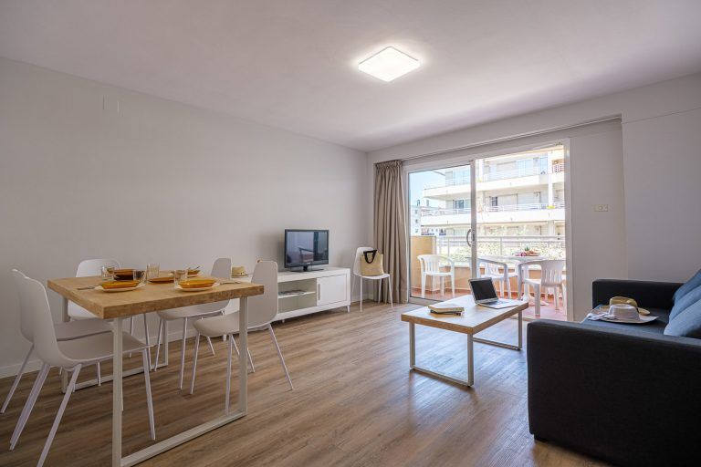 Salon comedor con terraza en apartamento de Salou Tarragona