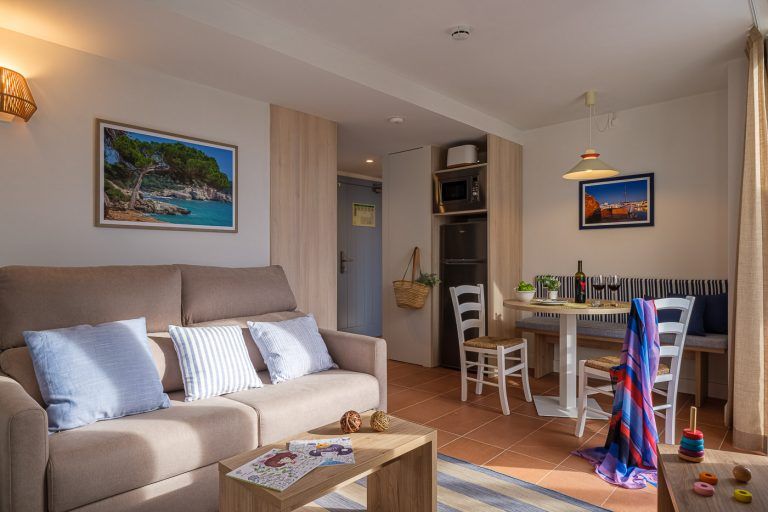 Salon comedor montado con atrezzo en apartamentos Ancora de Salou Tarragona
