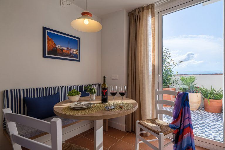 Salon comedor montado con terraza y atrezzo en apartamentos Ancora de Salou Tarragona