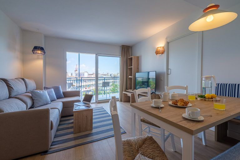 Salon comedor montado para desayuno en apartamentos Ancora de Salou Tarragona