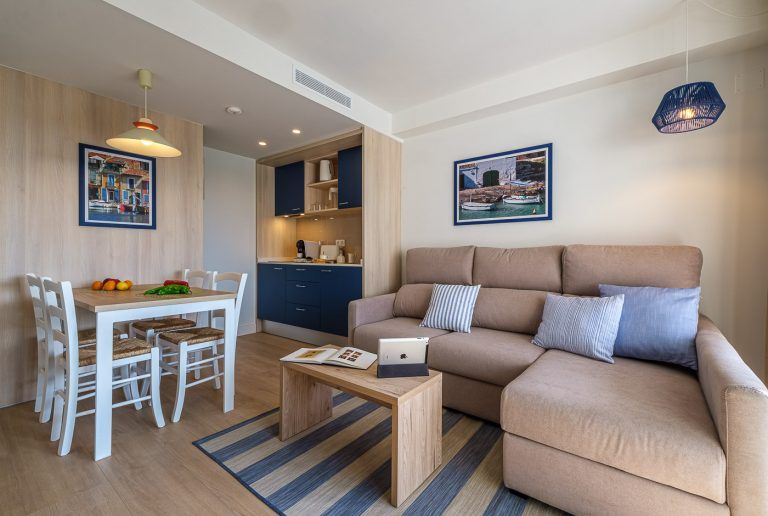 Salon comedor y cocina con atrezzo en apartamentos Ancora de Salou Tarragona