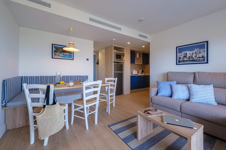 Salon comedor y cocina en apartamentos Ancora de Salou Tarragona