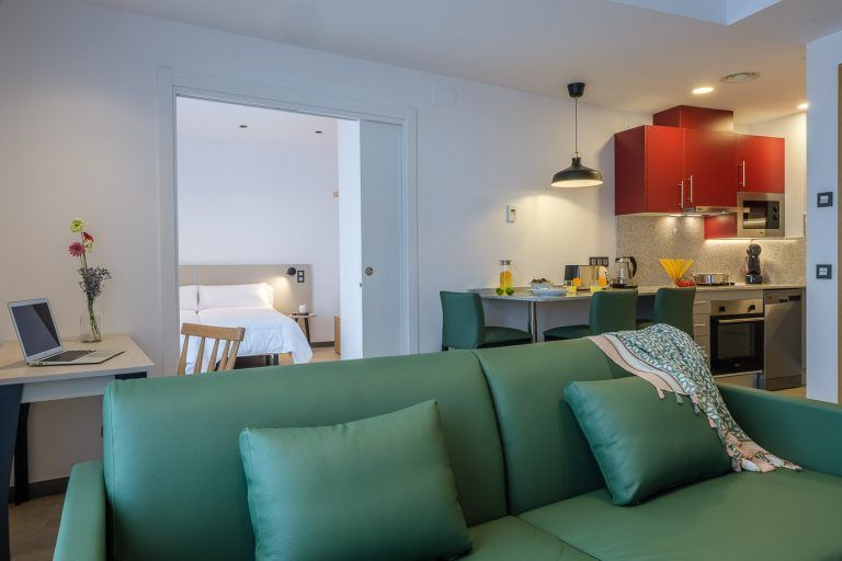 Salon y cocina en apartamento Real de Tarragona