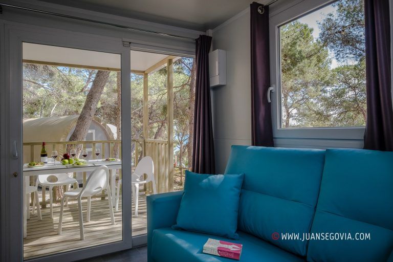 Salon y terraza en bungalow del camping Vendrell Platja