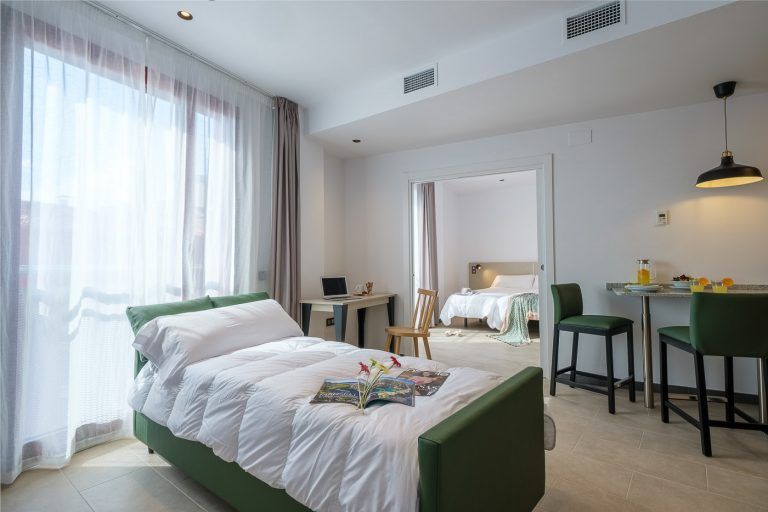 Sofa cama con atrezzo en apartamento Real de Tarragona