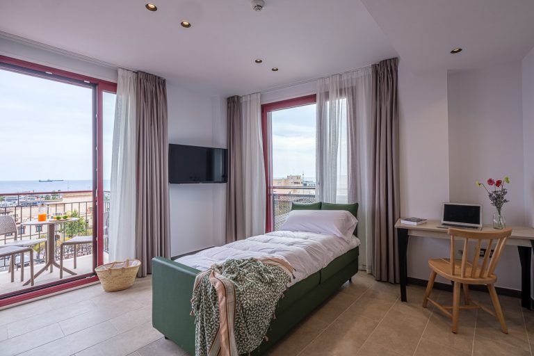Sofa cama con vistas en apartamento Real de Tarragona
