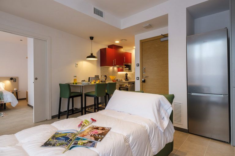 Sofa cama y cocina con atrezzo en apartamento Real de Tarragona