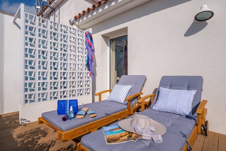 Solarium con hamacas ducha y atrezzo en apartamentos Ancora de Salou Tarragona