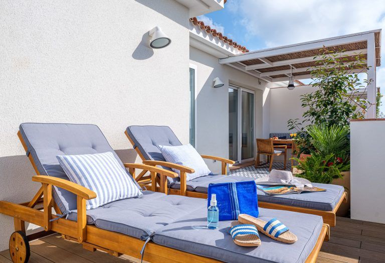 Solarium con hamacas plantas y atrezzo en apartamentos Ancora de Salou Tarragona