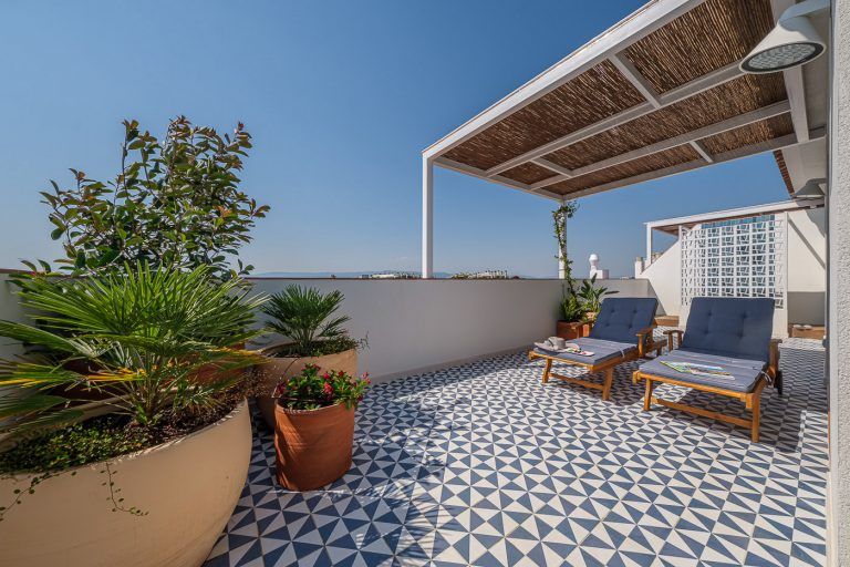 Solarium con plantas y tumbonas en apartamentos Ancora de Salou Tarragona