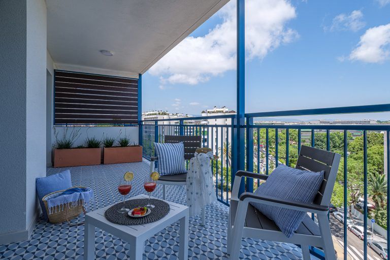 Terraza con aperitivo en apartamentos Ancora de Salou Tarragona