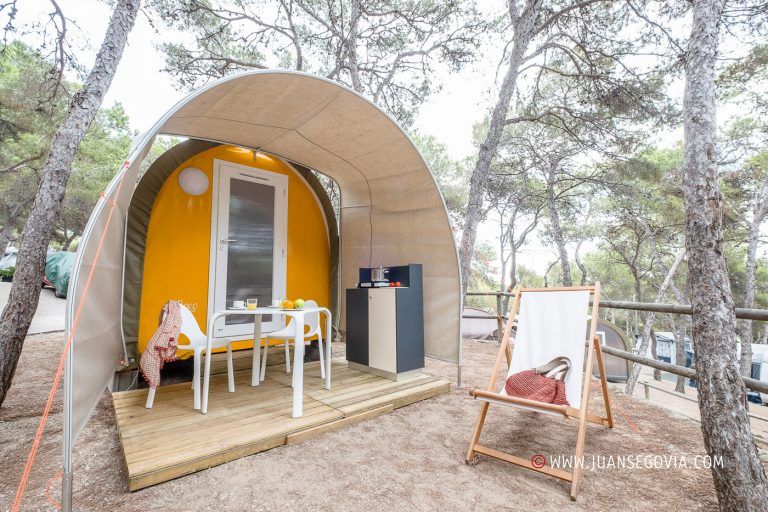 Terraza con atrezzo en bungalow Coco del camping Torre de la Mora