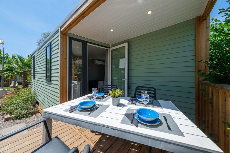 Terraza con atrezzo en bungalow Ohara en el camping Vendrell Platja