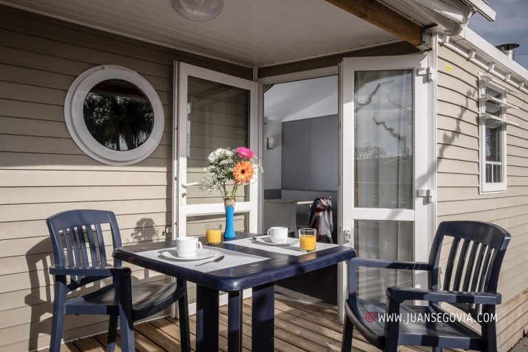 Terraza con atrezzo en bungalow del camping Vendrell Platja