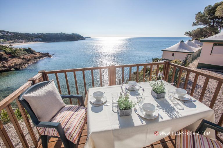Terraza con vistas al mar en un bungalow del camping Torre de la Mora en Taragona