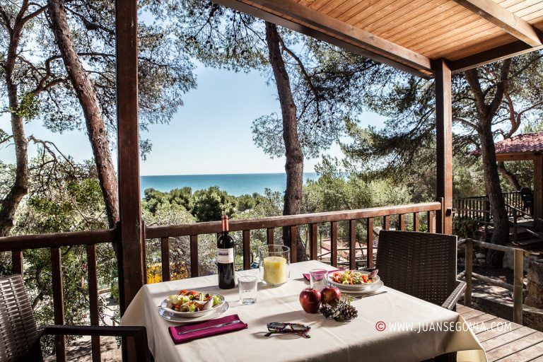 Terraza de un bungalow preparada para almorzar en el camping Torre de la Mora en Taragona