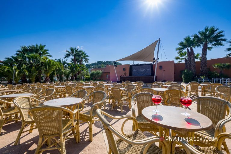 Terraza del restaurante del camping Torre de la Mora