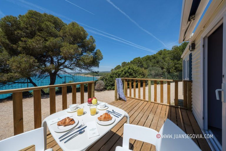 Terraza desayuno en bungalow del camping Torre de la Mora