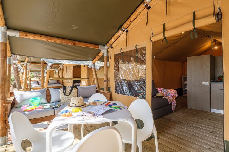 Terraza montada ninos bungalow Safari en el camping Torre de la Mora