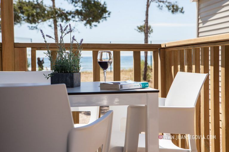 Terraza vistas al mar en bungalow del camping Torre de la Mora en Tarragona