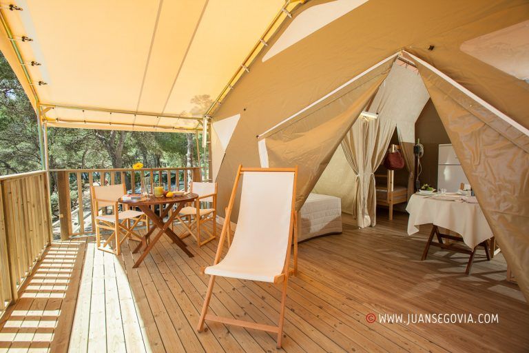 Terraza y bungalow safari del camping Torre de la Mora en Taragona