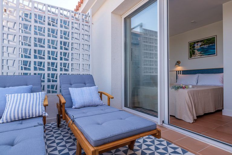 Terraza y dormitorio de matrimonio en apartamentos Ancora de Salou Tarragona