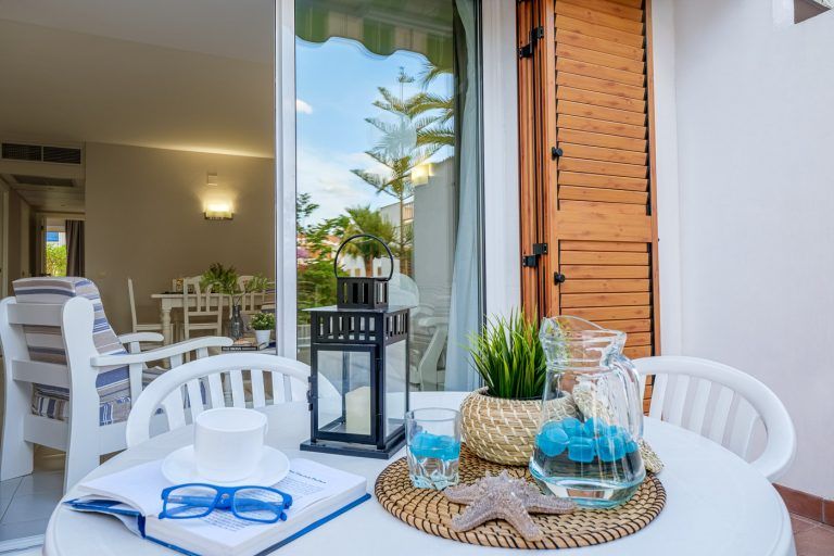 Terraza y salon en apartamentos Punta Prima de La Pineda Tarragona
