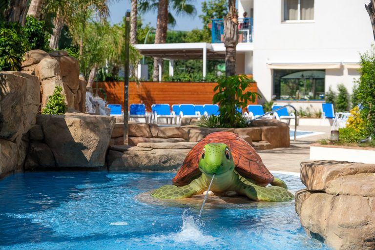 Tortuga y hamacas en la piscina en apartamentos Ancora de Salou Tarragona