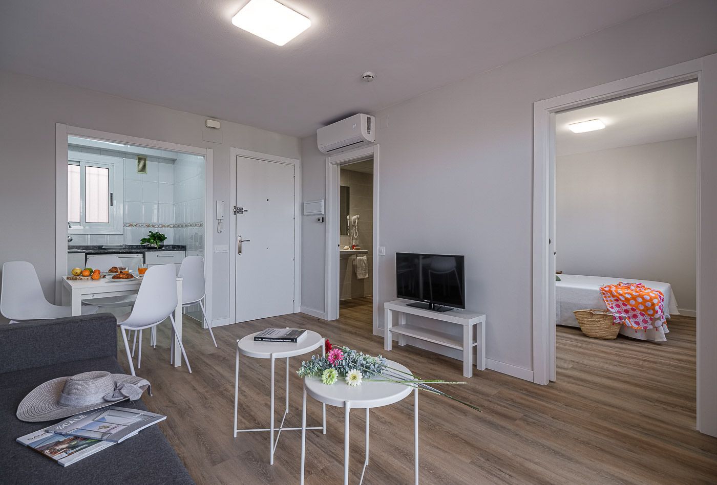 Vista general con atrezzo en apartamento de Salou Tarragona