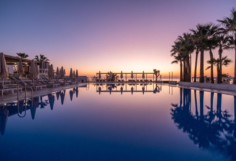 Amanecer en la piscina del hotel Torrequebrada en Málaga
