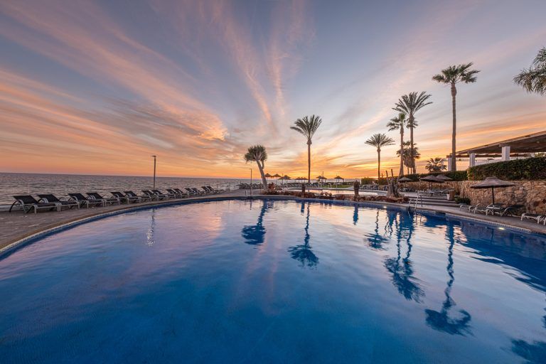 Atardecer en la piscina del hotel Torrequebrada en Málaga