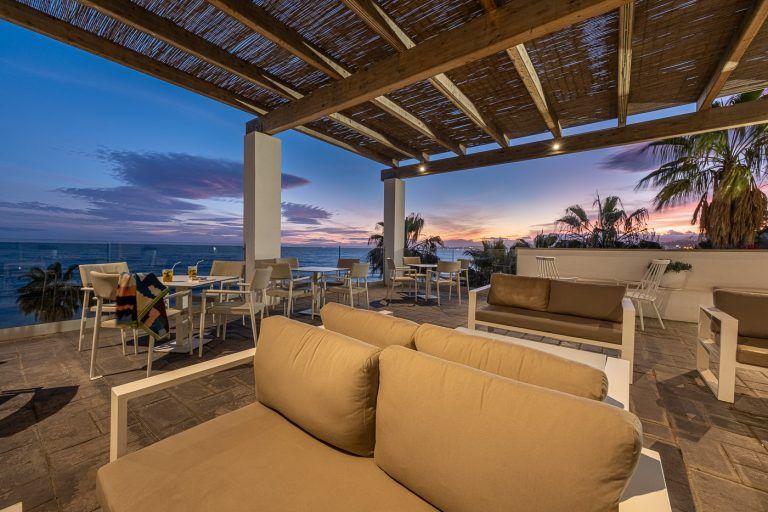 Atardecer en una terraza del hotel Torrequebrada de Málaga