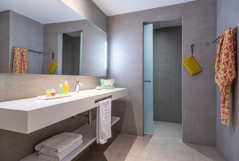 Baño de habitación en el hotel Torrequebrada de Málaga