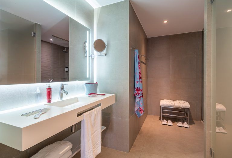 Baño de suite del hotel Torrequebrada de Málaga