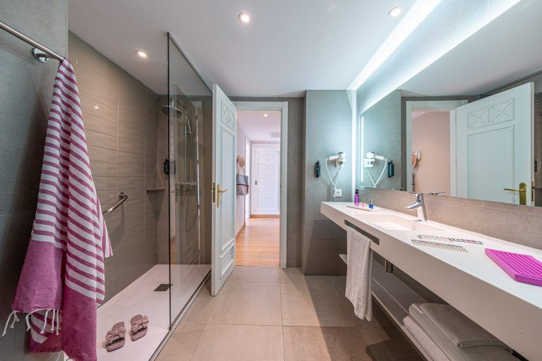 Baño de una suite en el hotel Torrequebrada de Málaga