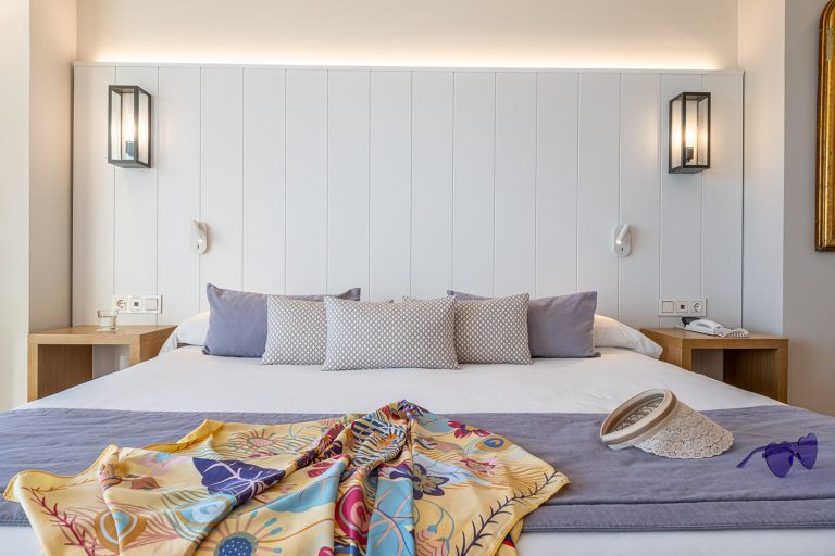 Cama en una suite del hotel Torrequebrada de Málaga