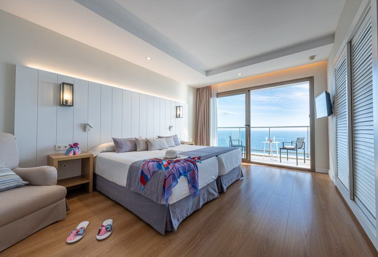 Dormitorio con vista mar en suite del hotel Torrequebrada de Málaga
