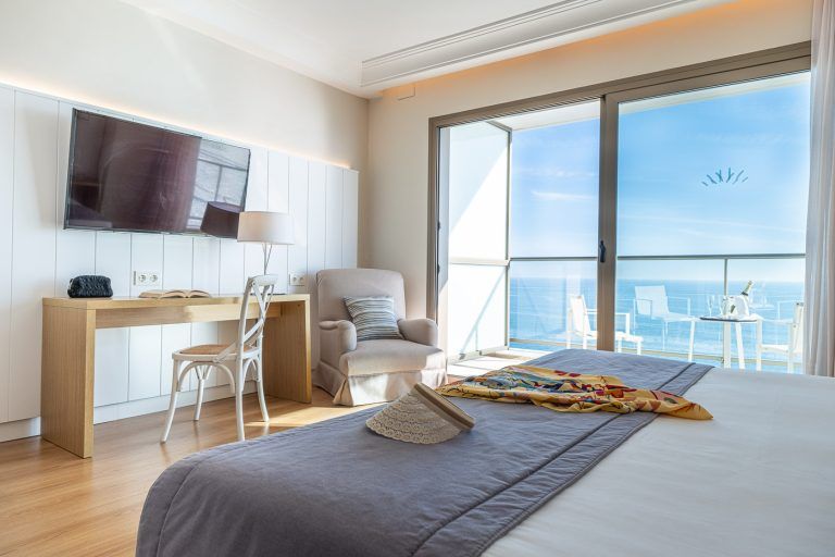 Dormitorio con vista mar en suite presidencial del hotel Torrequebrada de Málaga
