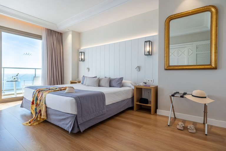 Dormitorio suite presidencial en el hotel Torrequebrada de Málaga