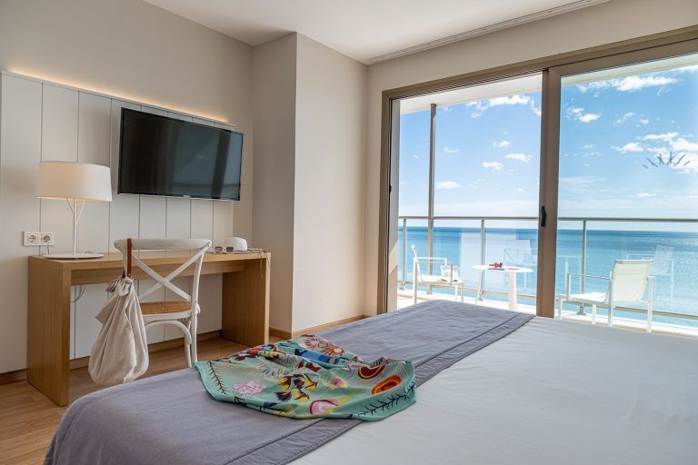 Dormitorio vista mar de suite del hotel Torrequebrada de Málaga