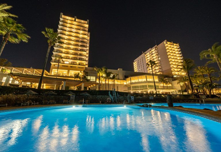 Fotografia nocturna del hotel Torrequebrada en Málaga