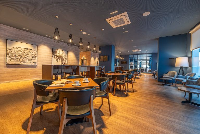 Mesas en el bar Saphir del hotel Torrequebrada de Málaga