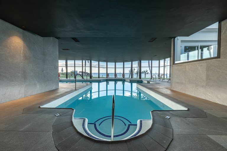 Piscina en el spa del hotel Torrequebrada de Málaga