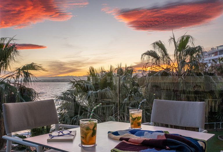 Espectacular puesta de sol en una terraza del hotel Torrequebrada de Málaga
