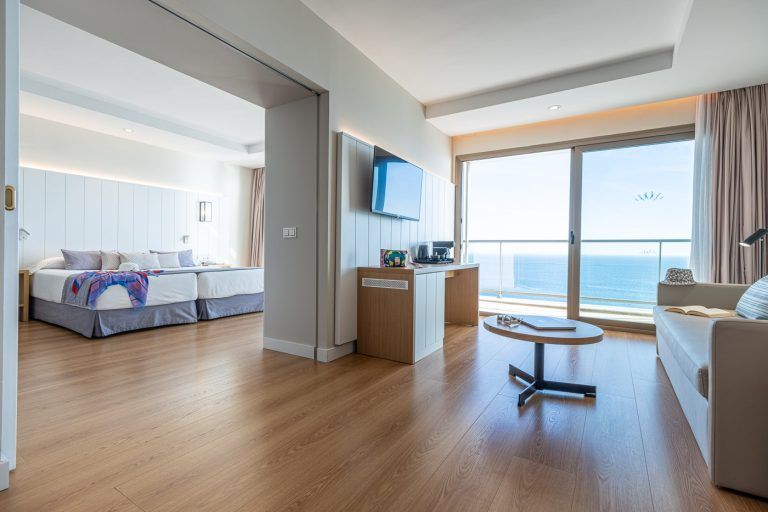 Salón y dormitorio con vista al mar en la suite presidencial del hotel Torrequebrada de Málaga