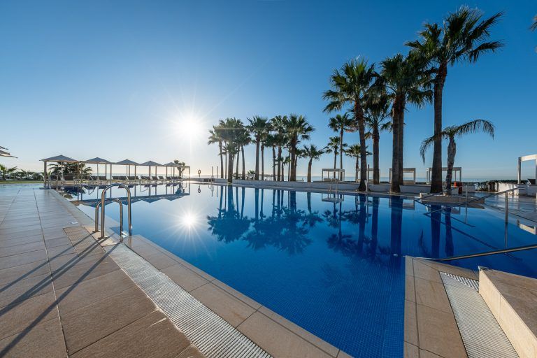 Sol sobre la piscina del hotel Torrequebrada en Málaga