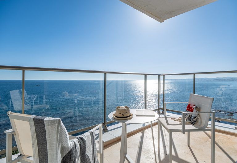 Terraza de una suite con vistas al mar en el hotel Torrequebrada de Málaga