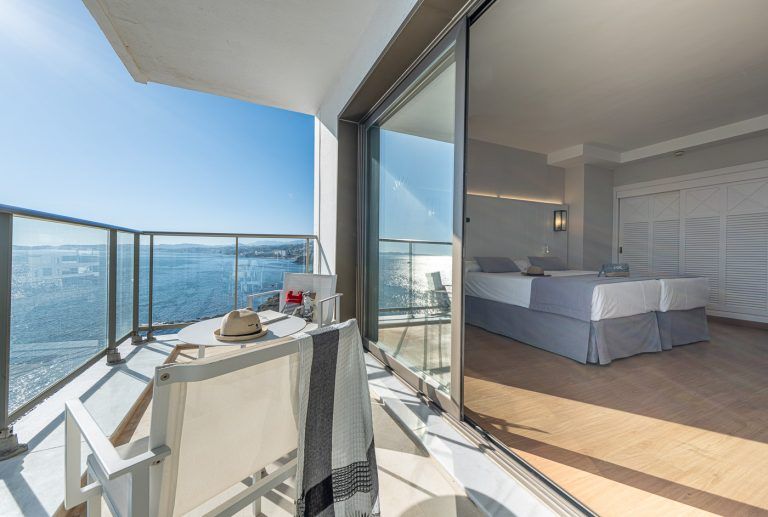 Terraza y dormitorio de una suite con vistas al mar en el hotel Torrequebrada de Málaga
