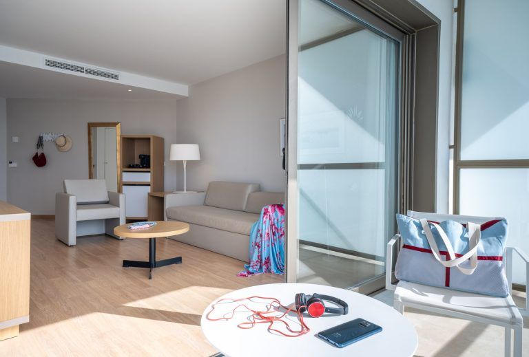 Terraza y salón de suite del hotel Torrequebrada de Málaga